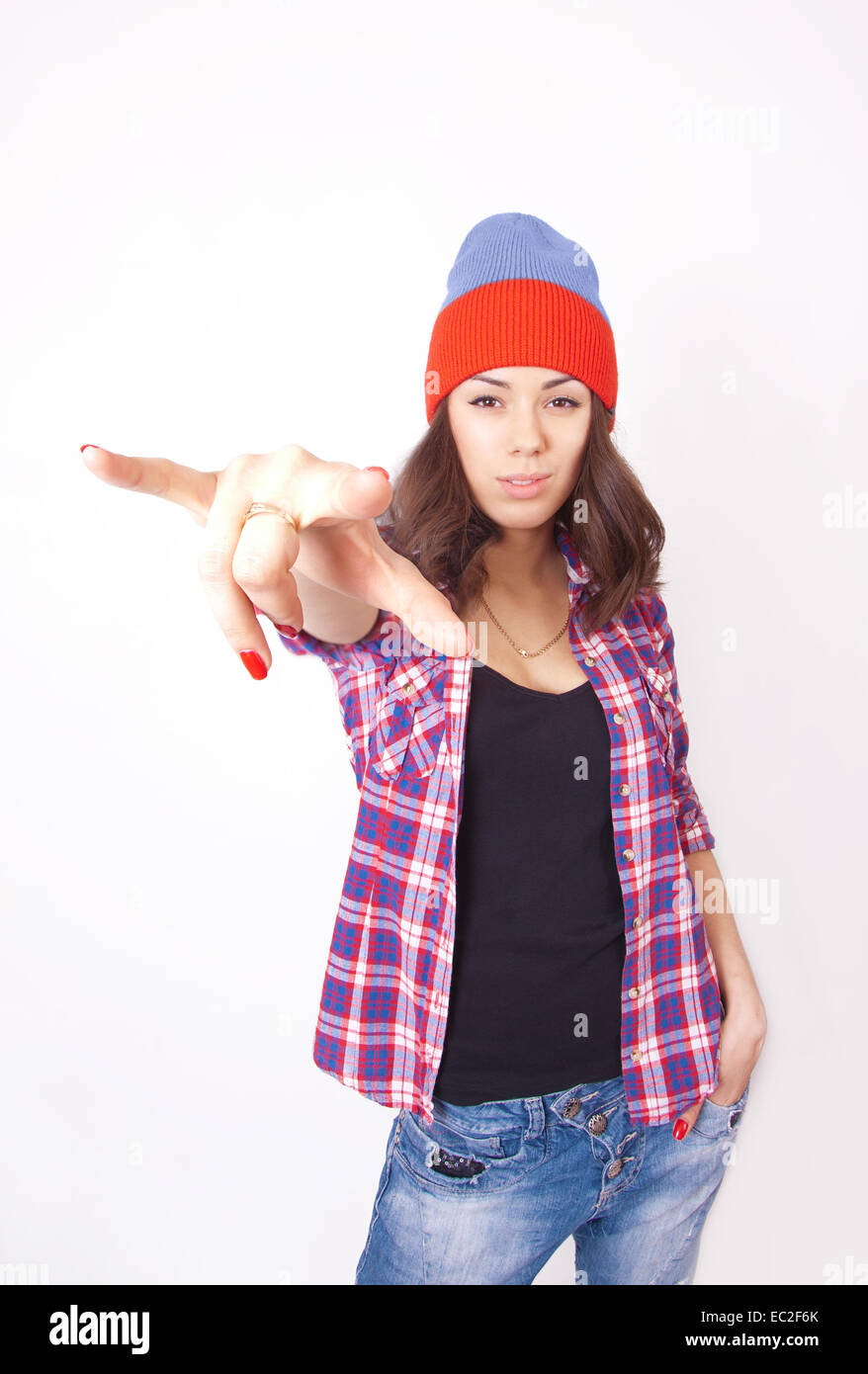 Carino hipster ragazza adolescente con beanie hat in posa guardando la fotocamera Foto Stock