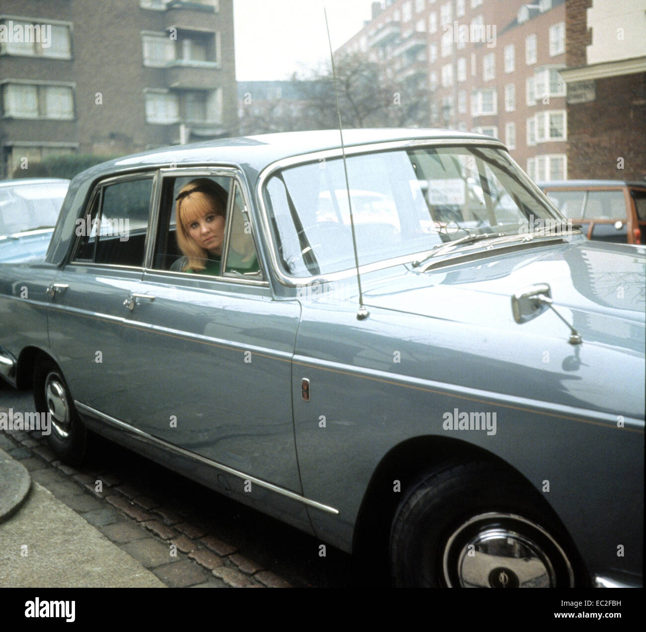 LULU cantante pop scozzese a casa sua a Townshend Court, St. John's Wood, a nord di Londra nel maggio 1967 con la sua principessa Vanden Plas. Foto: Tony Gale Foto Stock