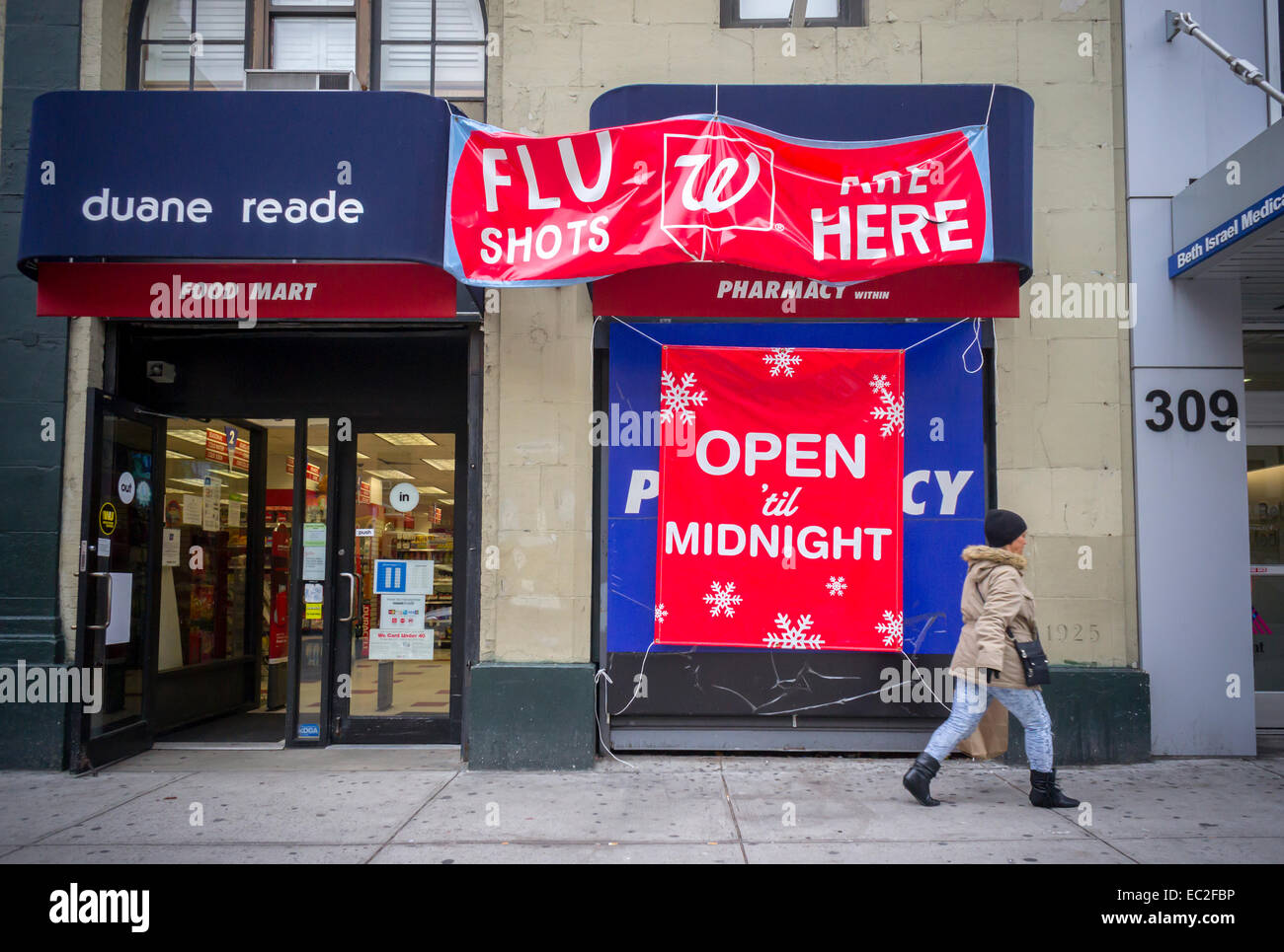 Un segno al di fuori di un Duane Reade/Walgreens farmacia in New York venerdì, 5 dicembre 2014 annuncia che il vaccino influenzale sono disponibili. I Centri per il controllo delle malattie ha annunciato che questo anni H3N2 ha mutato e quest'anno il vaccino non sarà efficace come sperato. Il CDC è ancora incoraggiando il pubblico a ottenere un colpo come il vaccino, che copre tre ceppi, è ancora efficace contro non mutato H3N2. (© Richard B. Levine) Foto Stock