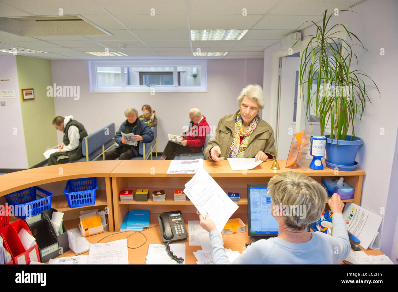 Un NHS in sala d'attesa e reception Foto Stock