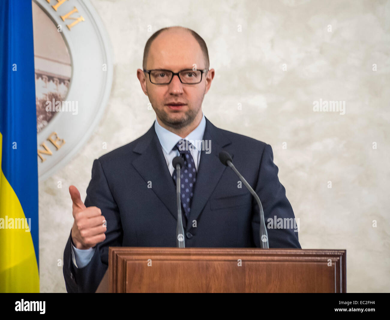 Kiev, Ucraina. 08 dic 2014. Il primo ministro Yatsenyuk -- In Lunedi, 8 dicembre 2014, primo ministro Yatsenyuk si è incontrato con il Vice Primo Ministro e Ministro degli Affari esteri del Regno del Belgio Didier REYNDERS. Ministro degli esteri belga ha assicurato il capo del governo ucraino in un alto livello di fiducia nel nuovo gabinetto e la Verkhovna Rada. Credito: Igor Golovnov/Alamy Live News Foto Stock