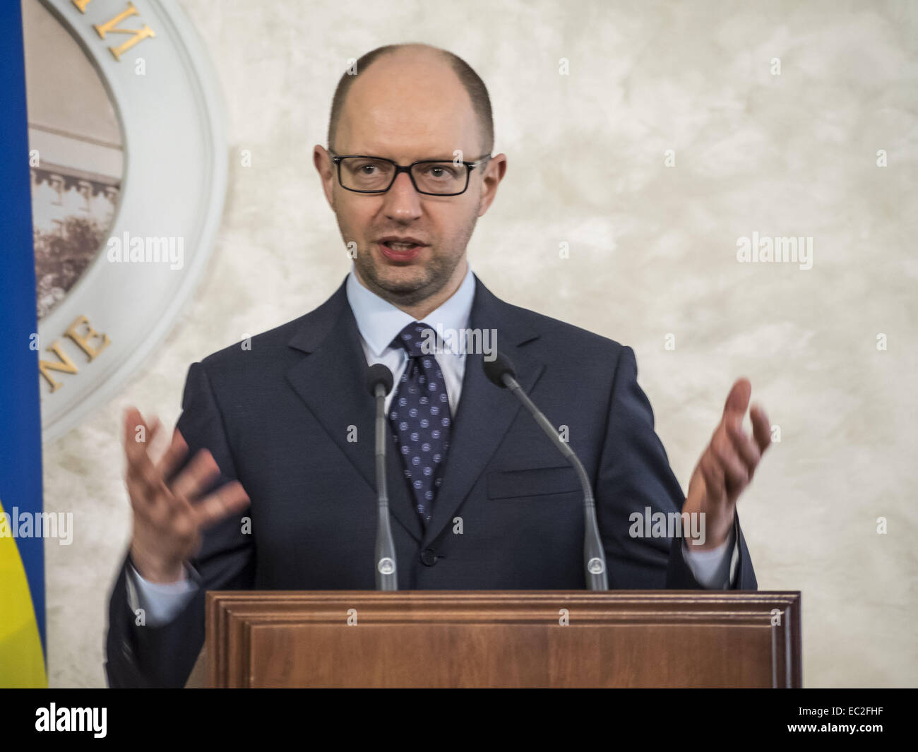 8 dicembre 2014 - Il Primo Ministro Yatsenyuk -- In Lunedi, 8 dicembre 2014, primo ministro Yatsenyuk si è incontrato con il Vice Primo Ministro e Ministro degli Affari esteri del Regno del Belgio Didier REYNDERS. Ministro degli esteri belga ha assicurato il capo del governo ucraino in un alto livello di fiducia nel nuovo gabinetto e la Verkhovna Rada. © Igor Golovniov/ZUMA filo/Alamy Live News Foto Stock