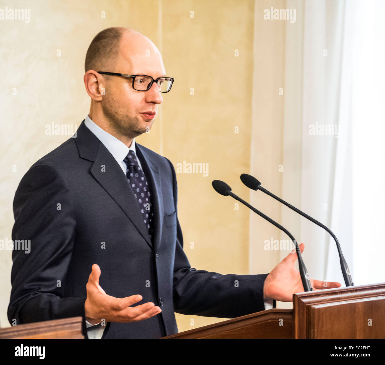Kiev, Ucraina. 08 dic 2014. Il primo ministro Yatsenyuk -- In Lunedi, 8 dicembre 2014, primo ministro Yatsenyuk si è incontrato con il Vice Primo Ministro e Ministro degli Affari esteri del Regno del Belgio Didier REYNDERS. Ministro degli esteri belga ha assicurato il capo del governo ucraino in un alto livello di fiducia nel nuovo gabinetto e la Verkhovna Rada. Credito: Igor Golovnov/Alamy Live News Foto Stock