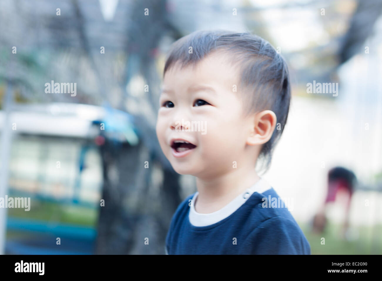 Piccolo ragazzo asiatico a giocare al parco giochi, stock photo Foto Stock