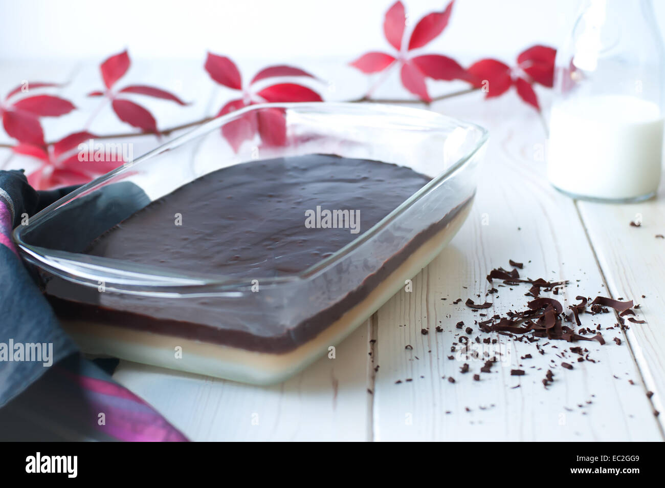 Budino di pianura con cioccolato fondente fuso topping (prenses tatlisi) Foto Stock