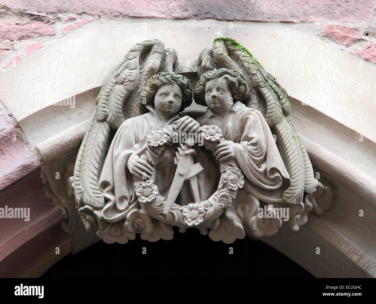 Scultura in pietra di due gemelli oltre un arco in Heidelberg Castle. Foto Stock