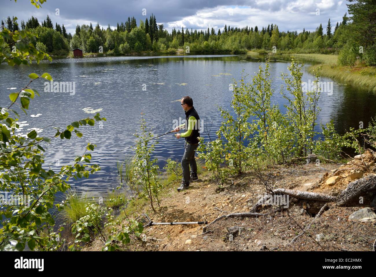 Il pescatore sul lago vicino a Strömsund, Jämtland, Svezia Foto Stock