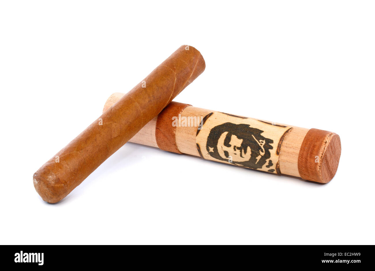 [Solo uso editoriale] sigaro cubano e portasigari con immagine di Ernesto Che Guevara, isolato su bianco Foto Stock