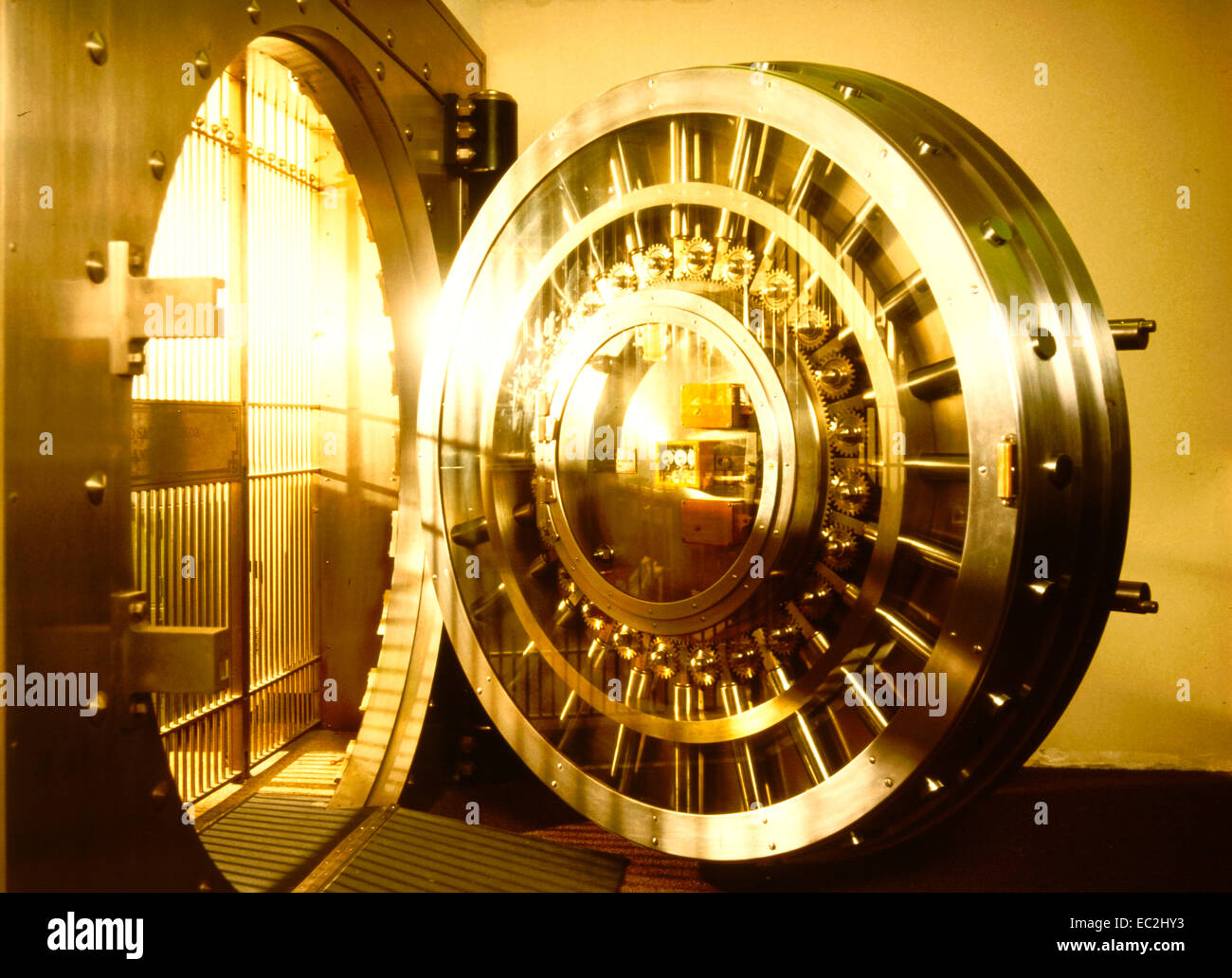 Conceptual golden view di una banca sportello circolare vault Foto Stock