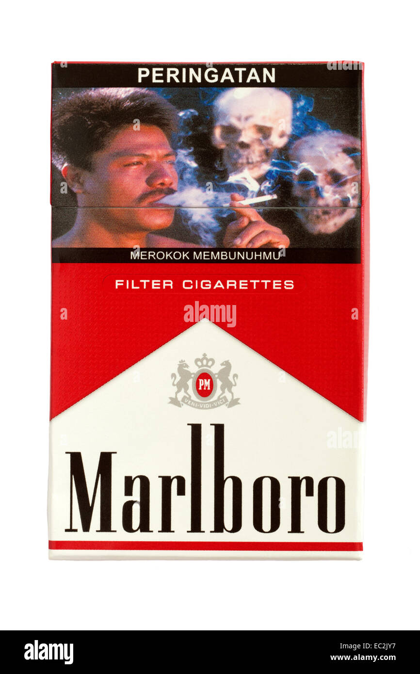 Grafica immagini avvertimento su un pacchetto di Marlboro indonesiano sigarette che illustra i pericoli del fumo Foto Stock