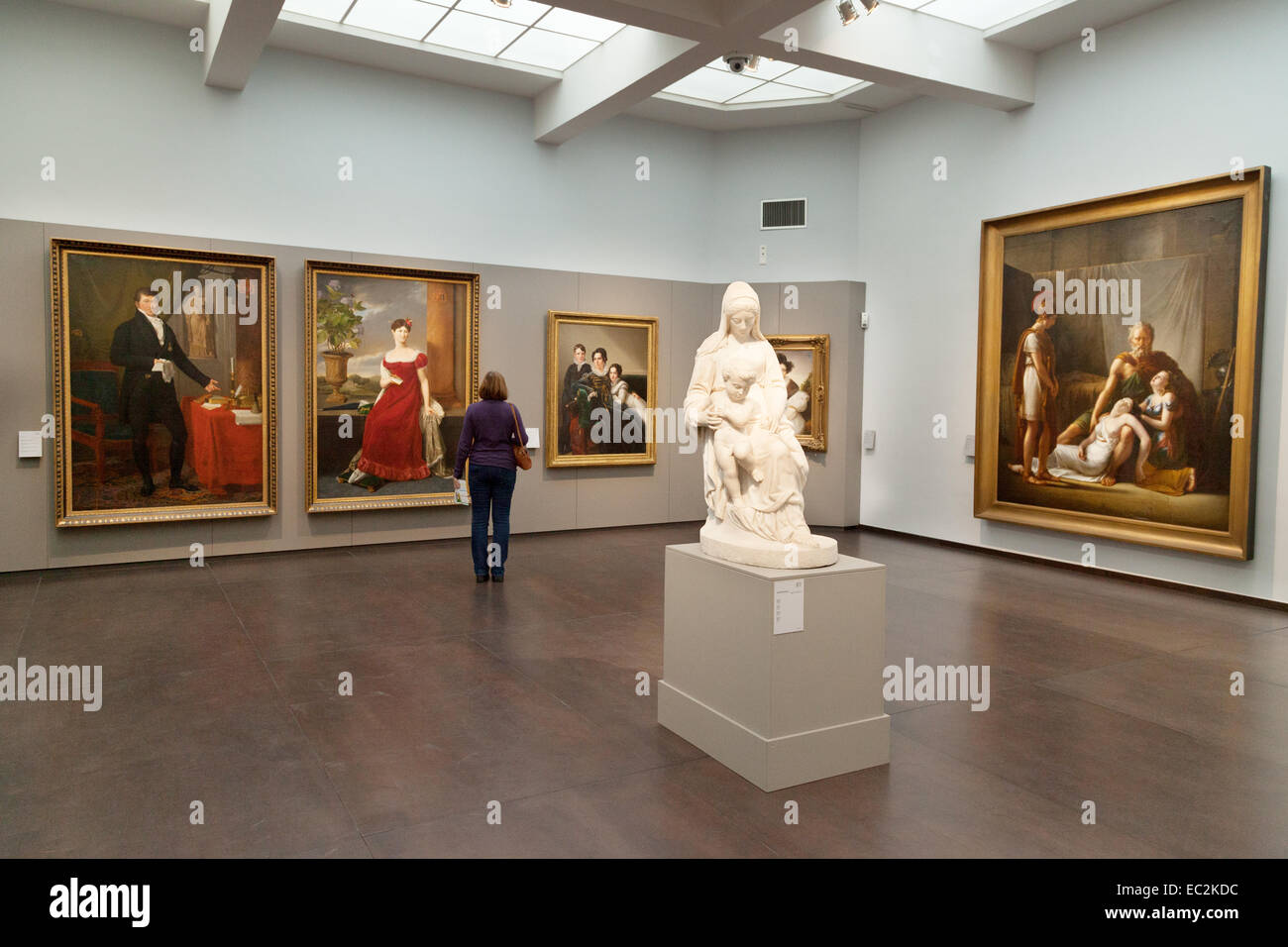 Bruges Groeninge Museum; donna guardando dipinti, Il Groeninge Museum, Bruges Belgio Europa Foto Stock