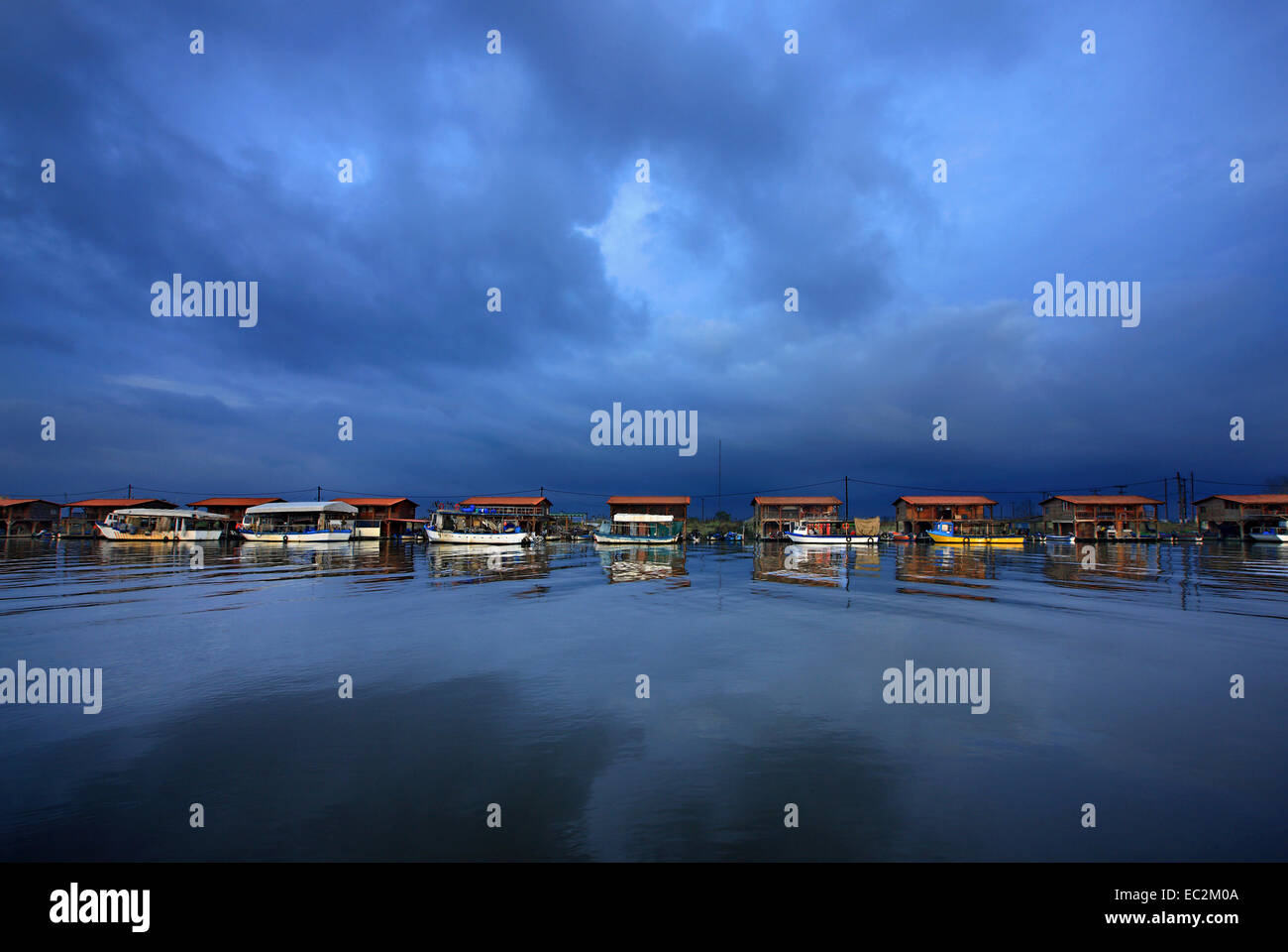 Cabine di pescatori e di coltivatori di mitili nel Delta del Fiume Loudias, Imathia - Salonicco, Macedonia, Grecia Foto Stock