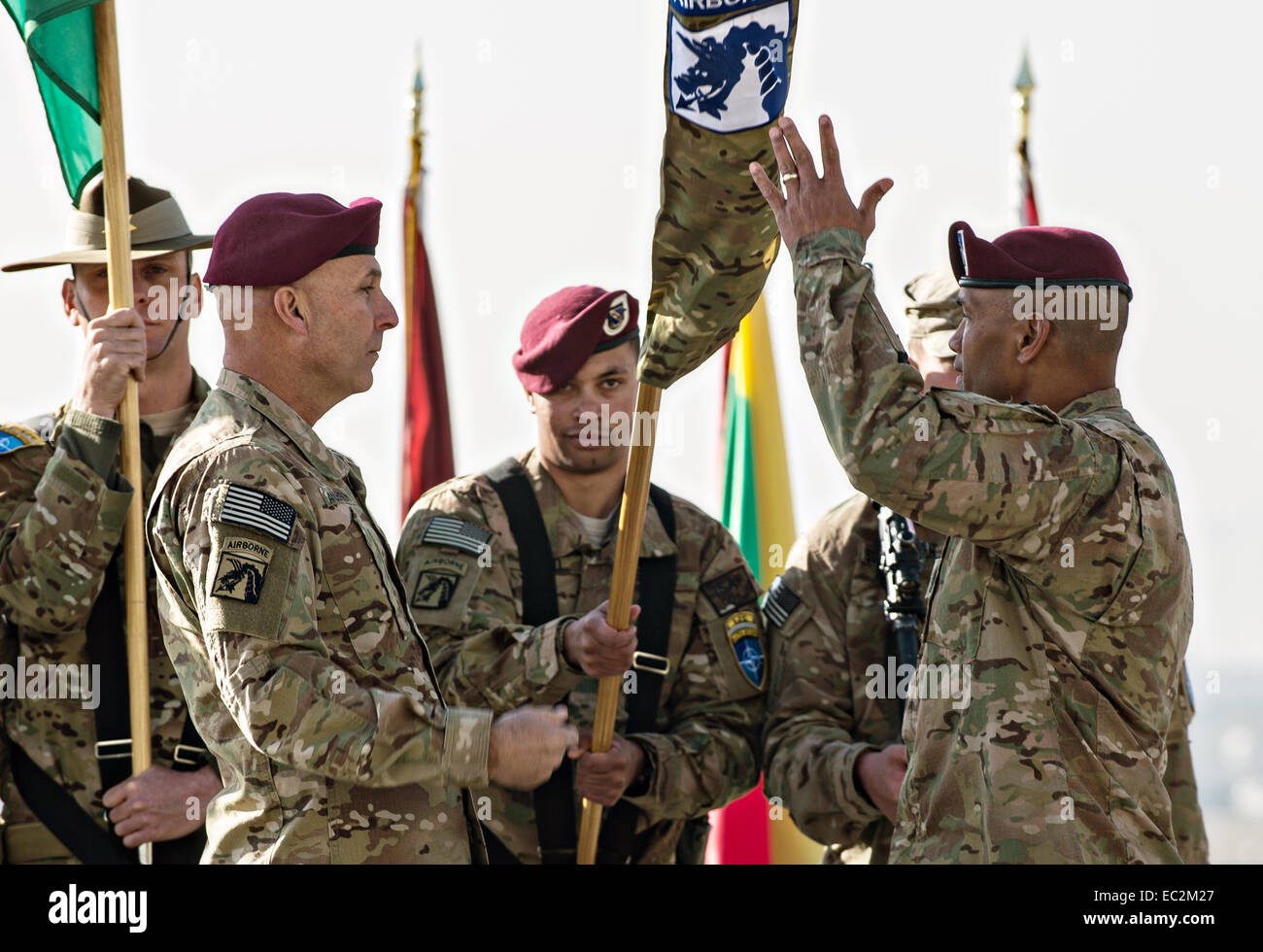 US Army Lt. Gen. Joseph Anderson, Commander, ISAF comune di comando e Sgt. Maggiori Isaia T. Vimoto involucro completo i colori come la NATO è terminato ufficialmente le operazioni di combattimento in Afghanistan 13-anni dopo aver invaso per porre fine al regime dei talebani nel corso di una cerimonia che si terrà il 8 dicembre 2014 a Kabul, Afghanistan. Foto Stock