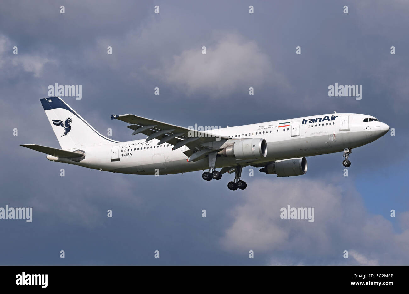 Airbus A300B4-605R di Iran Air, registrazione EP-IBA, è visto arrivare all'aeroporto di Londra Heathrow. L'aereo fa parte della flotta di Iran Air per voli a lunga distanza, spesso servendo rotte internazionali. Foto Stock