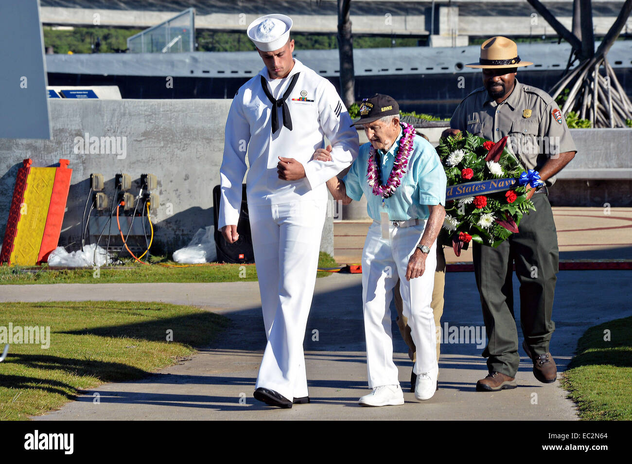 Pearl Harbor superstite John Chapman, centro è scortato durante una ghirlanda cerimonia al 73anniversario commemorazione presso il Pearl Harbor memorial Dicembre 7, 2014 in Pearl Harbor, Hawaii. Pearl Harbor è stato attaccato da forze giapponesi il 7 dicembre 1941. Foto Stock