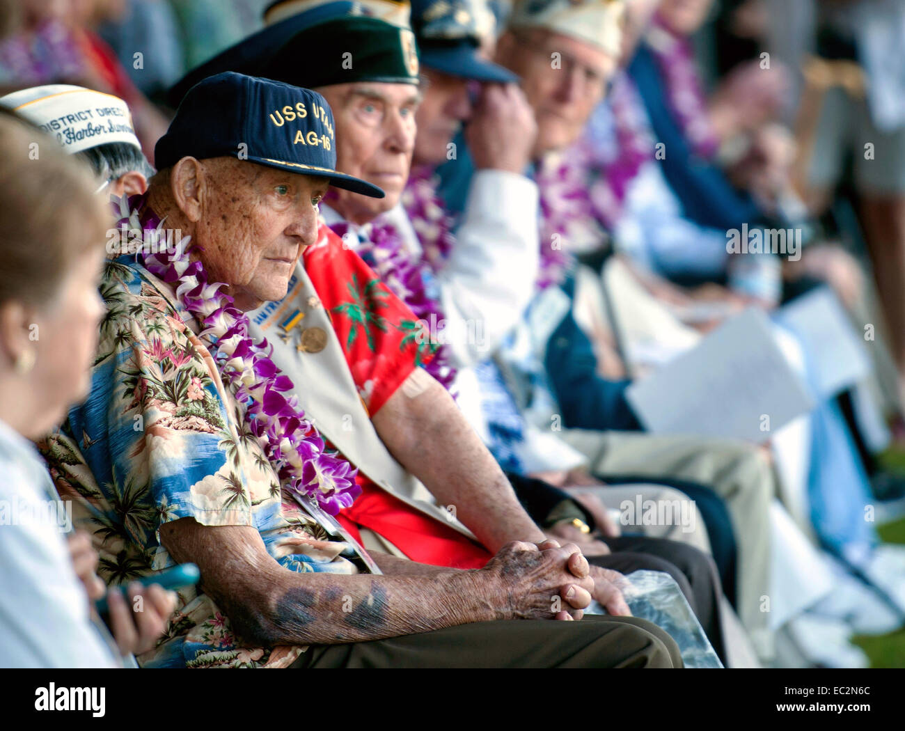 Gilbert Meyer, un superstite del 1941 attacco a Pearl Harbor durante cerimonie presso la 73rd anniversario commemorazione presso il Pearl Harbor memorial Dicembre 7, 2014 in Pearl Harbor, Hawaii. Pearl Harbor è stato attaccato da forze giapponesi il 7 dicembre 1941. Foto Stock