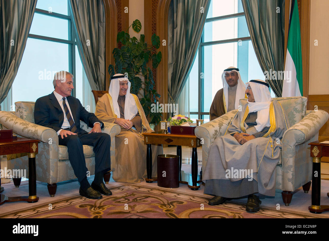 Il Segretario alla difesa degli Stati Uniti Chuck Hagel incontra lo Sceicco Sabah Al Ahmad Al Jaber, Amir dello Stato del Kuwait (destra) presso il Palazzo Safir 8 dicembre 2014 in Kuwait City in Kuwait. Foto Stock