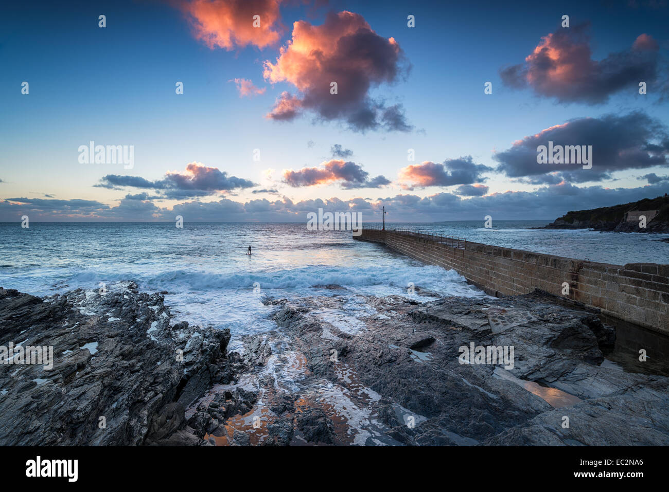 Tramonto spettacolare e onde al molo di Porthleven porto sulla costa della Cornovaglia vicino a Helston Foto Stock
