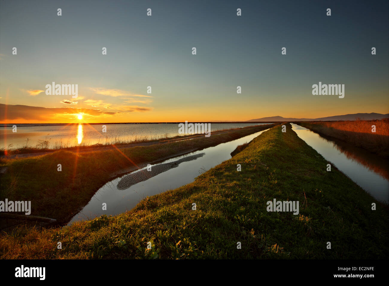 Sunrise a Alyki ('Salt opere") Kitrous, Pieria, Macedonia, Grecia. Foto Stock