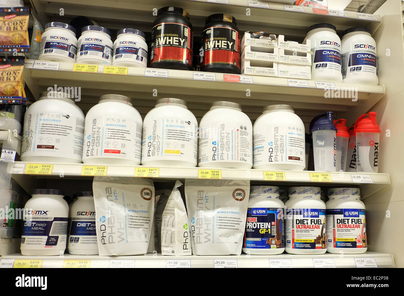 Scaffali del supermercato impilato con supplementi di vitamina per i costruttori del corpo tra cui il siero di latte. 5 Novembre 2014 Foto Stock