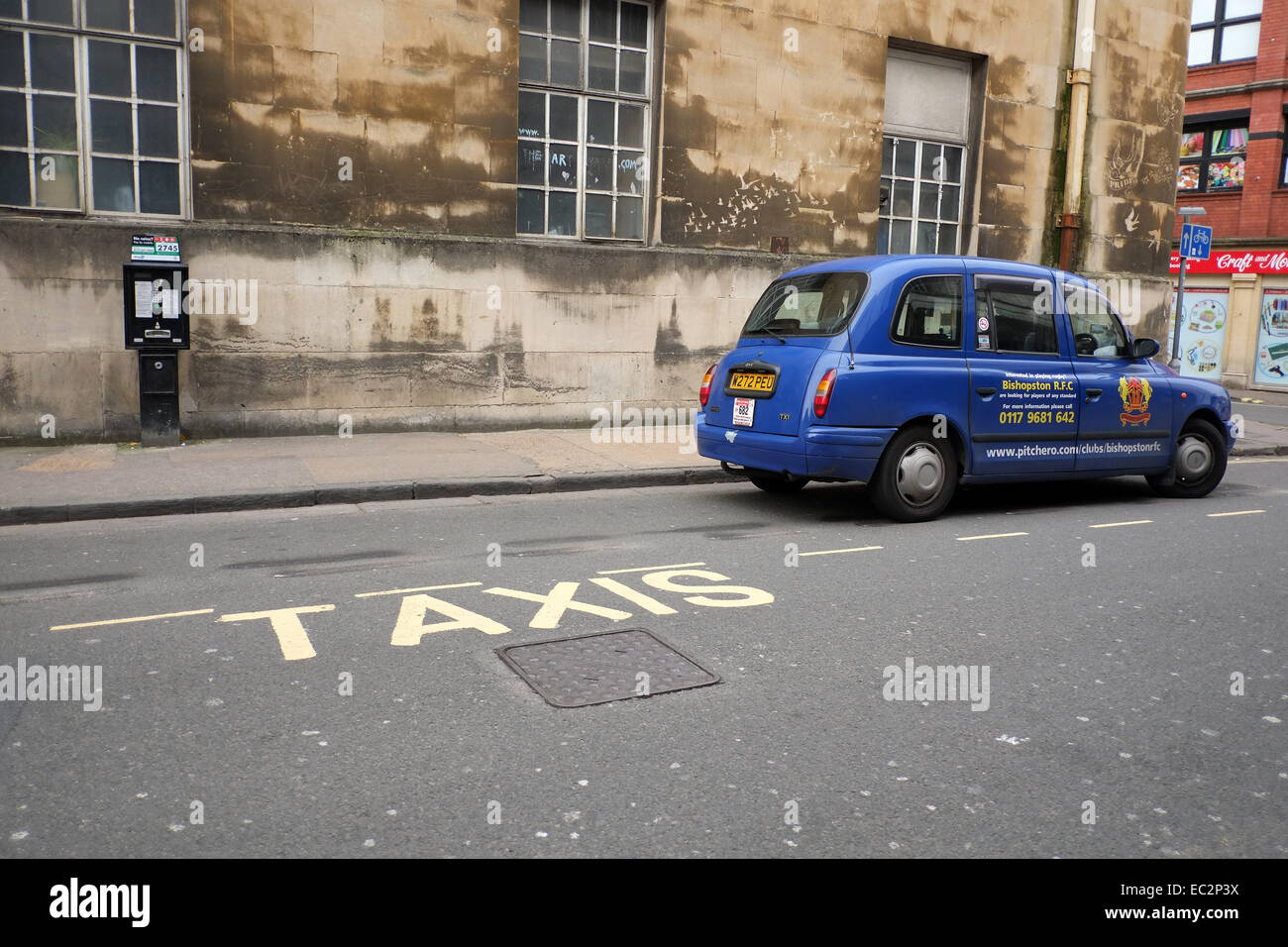 Blue Bristol taxi parcheggiato da sola in un taxi 6 Dicembre 2014 Foto Stock
