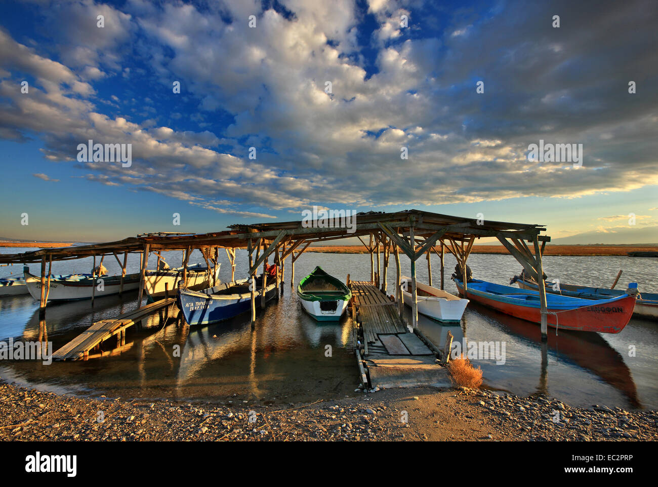 Barche da pesca nel delta del fiume Aliakmon, Pieria - Imathia, Macedonia, Grecia. Foto Stock