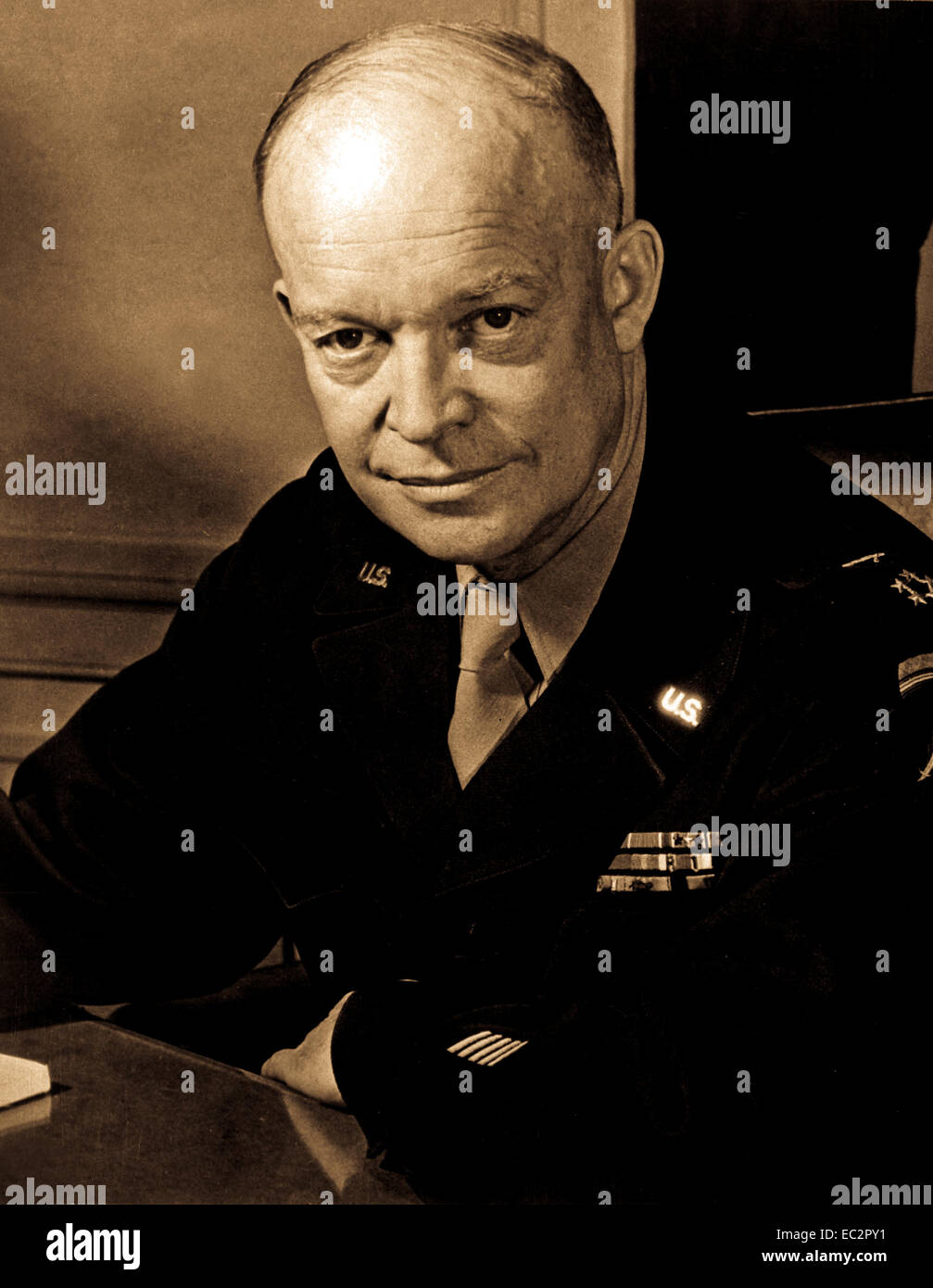 General dwight d. Eisenhower, il Comandante supremo alleato, presso la sua sede in un teatro di operazioni europeo. Egli indossa le cinque stelle di cluster di recente creazione di rango generale dell'esercito. 1 febbraio 1945. Foto Stock