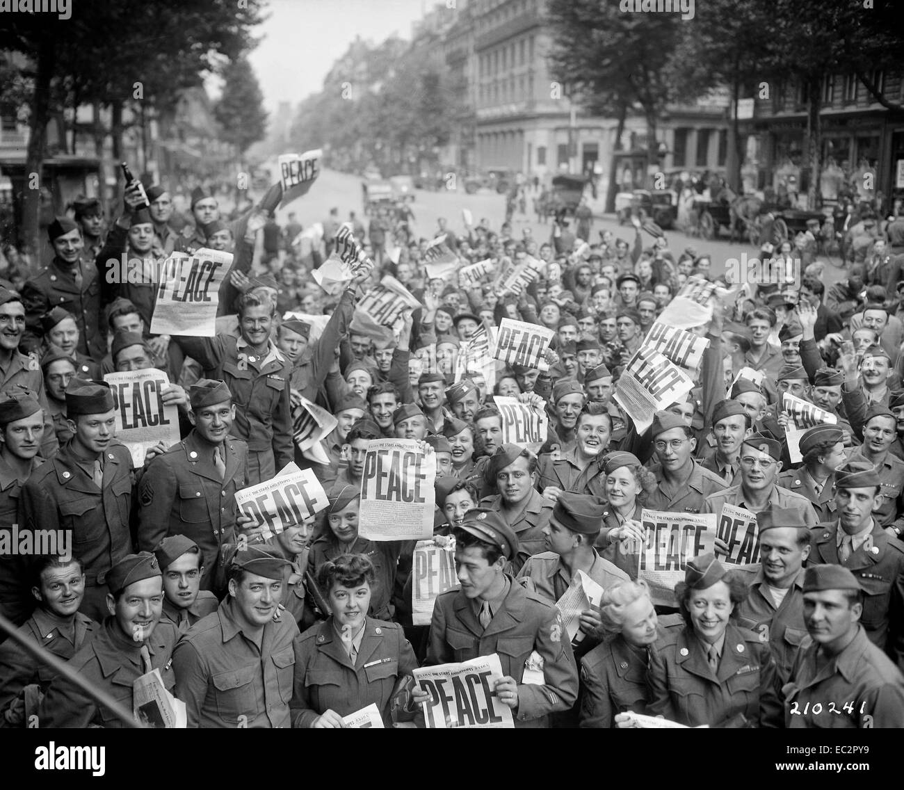 Soldati americani e le donne si riuniscono di fronte di "rainbow corner red cross club di Parigi per festeggiare la resa incondizionata del giapponese - agosto 15, 1945 Foto Stock