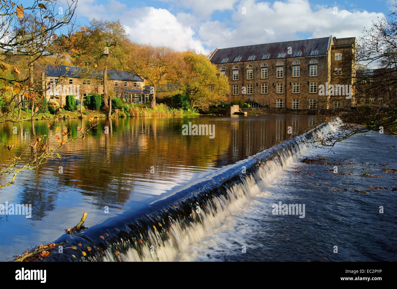 UK,Derbyshire,Peak District,Bamford Weir e mulino sul fiume Derwent Foto Stock