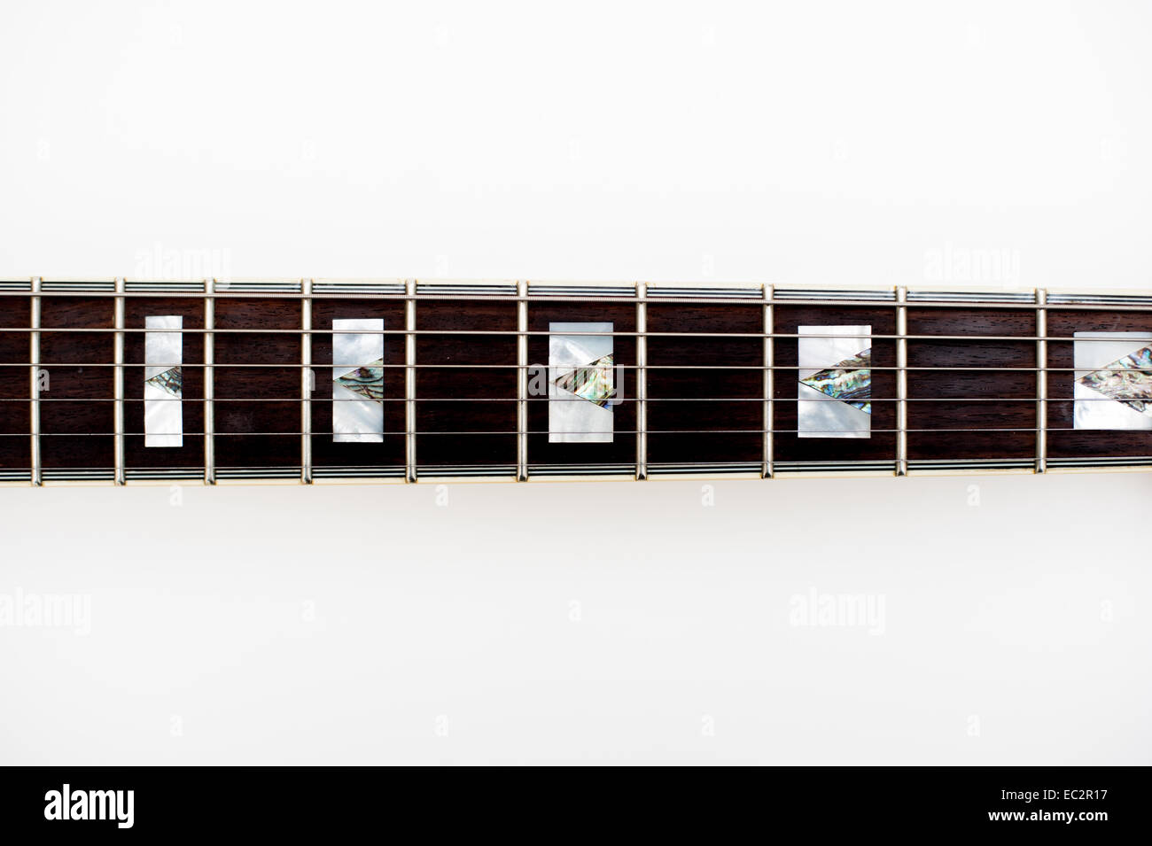 Dettaglio della chitarra elettrica al collo e tasti su sfondo bianco Foto Stock