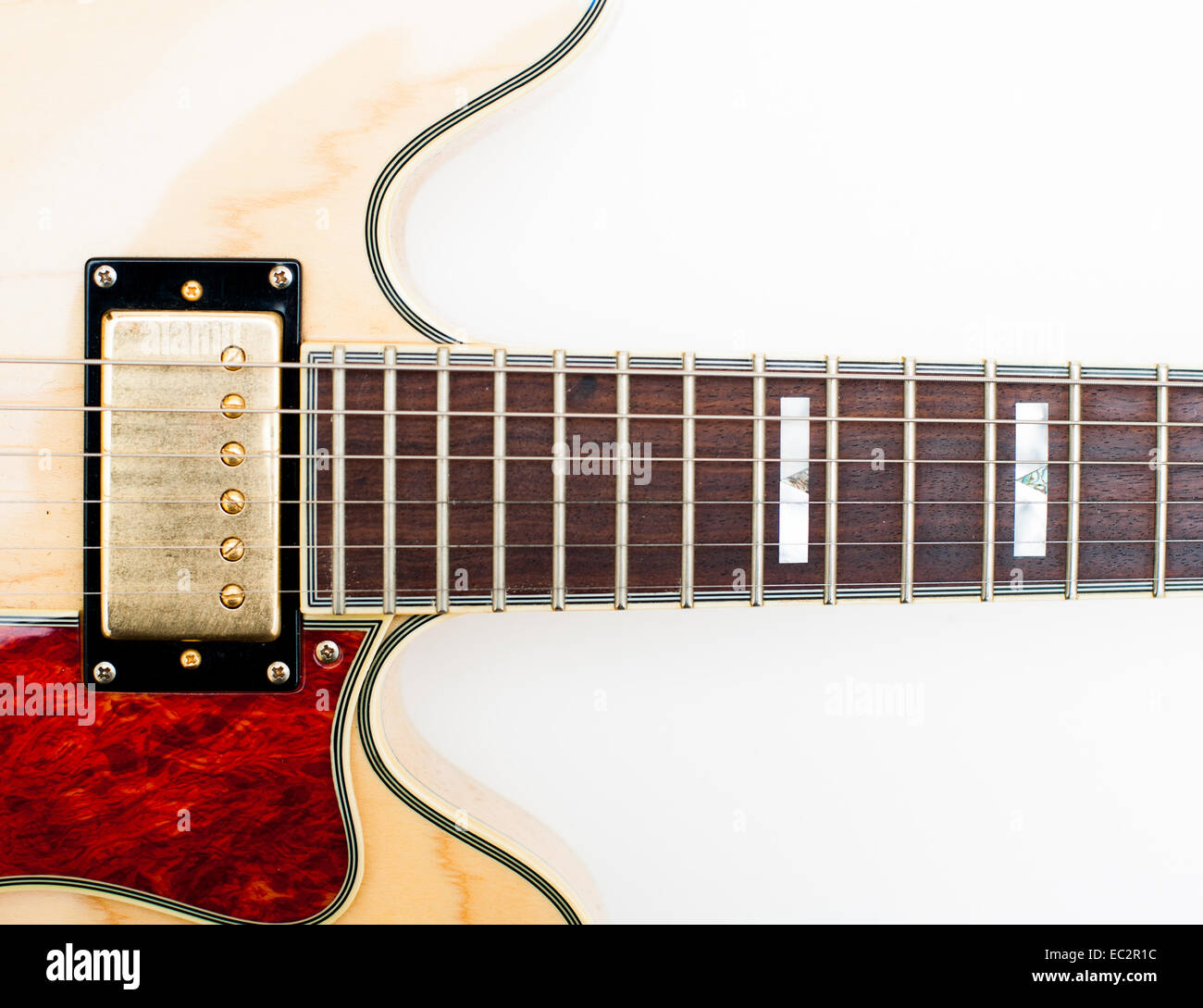 Dettaglio della chitarra elettrica il collo e il corpo su sfondo bianco Foto Stock