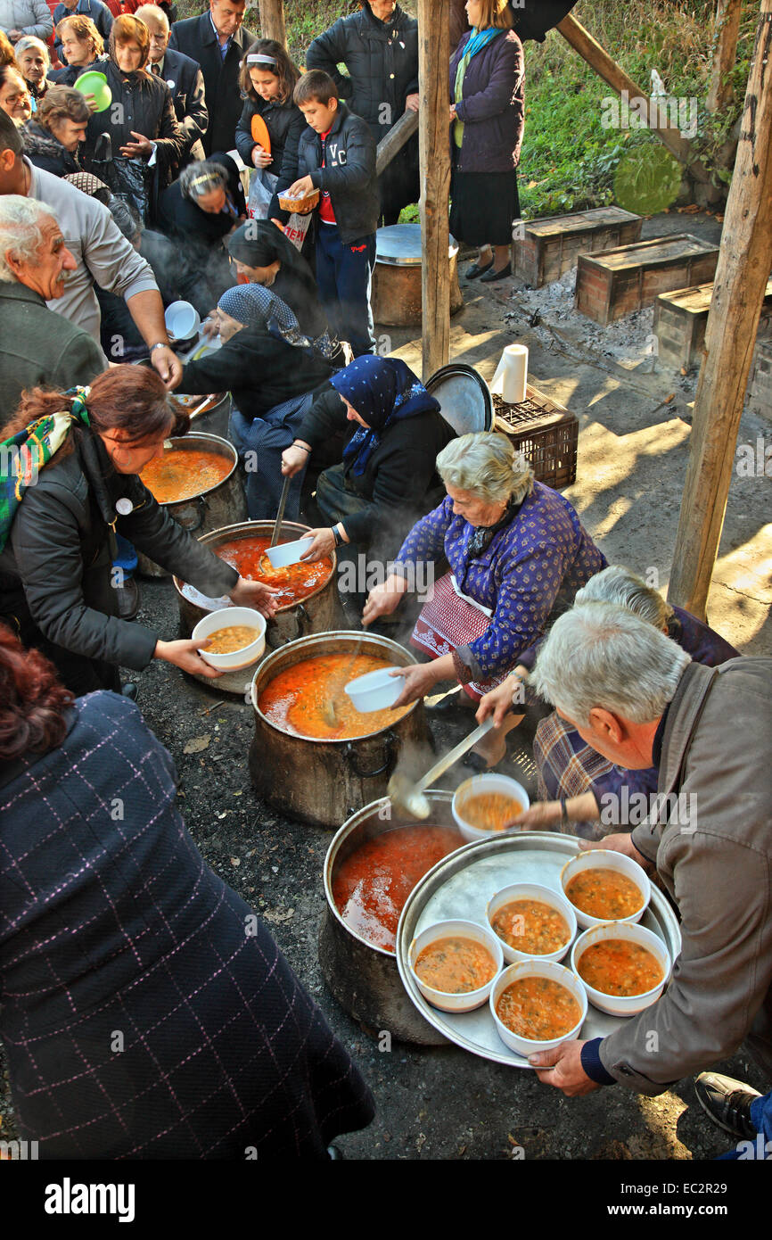 Durante la festa locale per la presentazione della Vergine Maria al villaggio abbandonato di Palaioziaziako, Pieria, Macedonia, Grecia Foto Stock