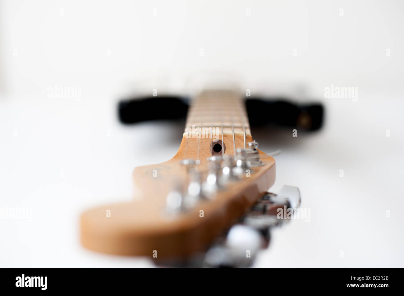 Dettaglio della chitarra elettrica con collo a fuoco lo sfondo Foto Stock