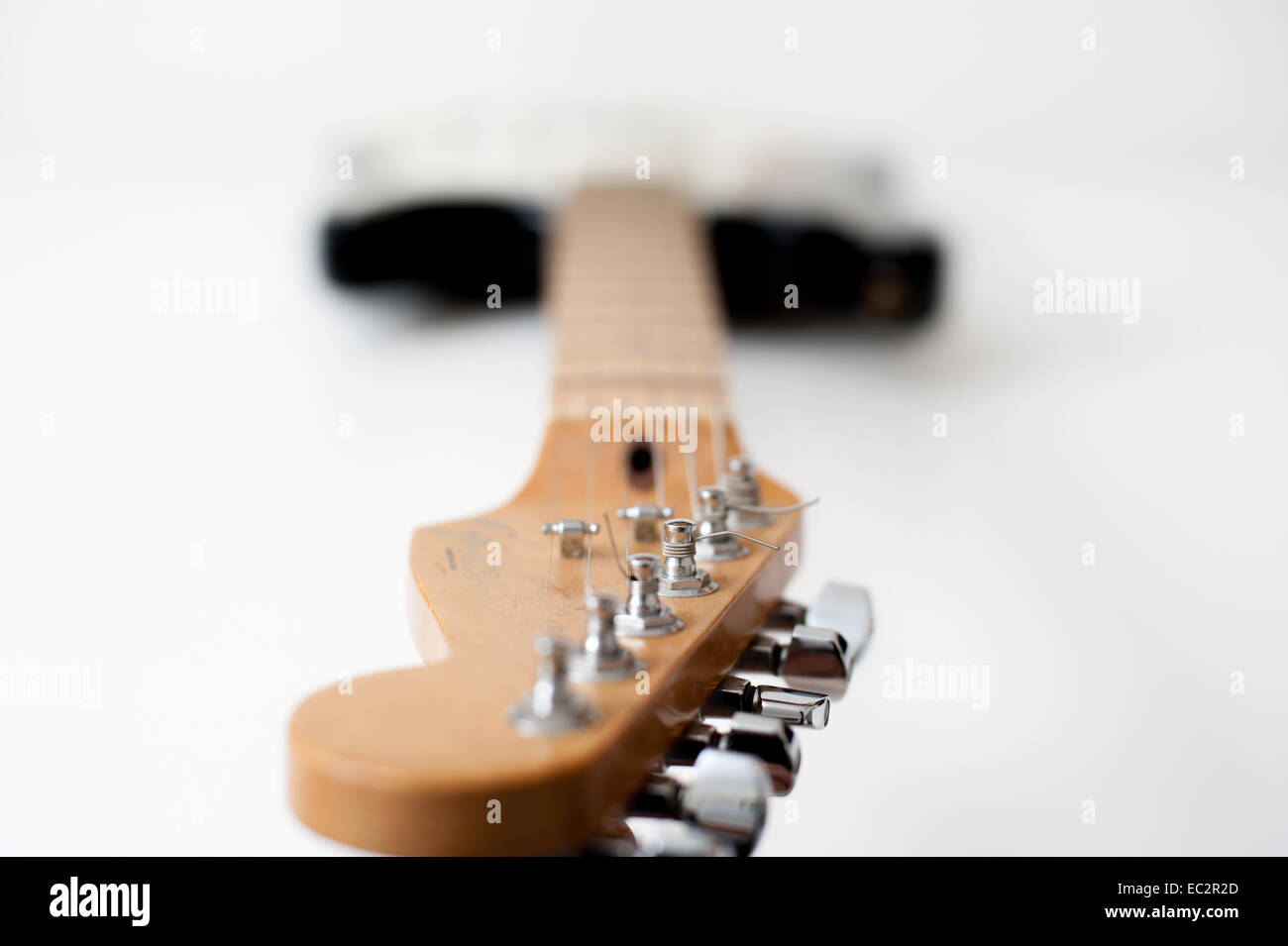 Dettaglio della chitarra elettrica con collo a fuoco lo sfondo Foto Stock