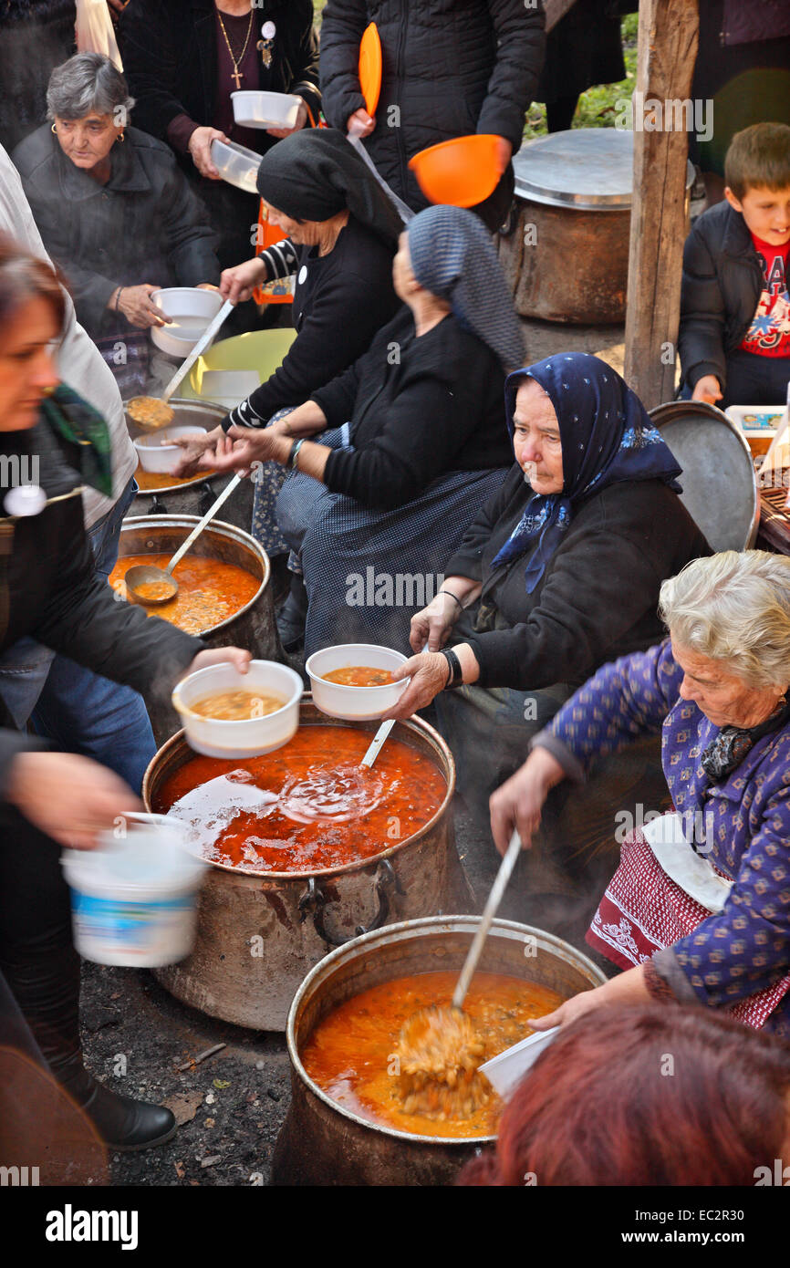 Durante la festa locale per la presentazione della Vergine Maria al villaggio abbandonato di Palaioziaziako, Pieria, Macedonia, Grecia Foto Stock