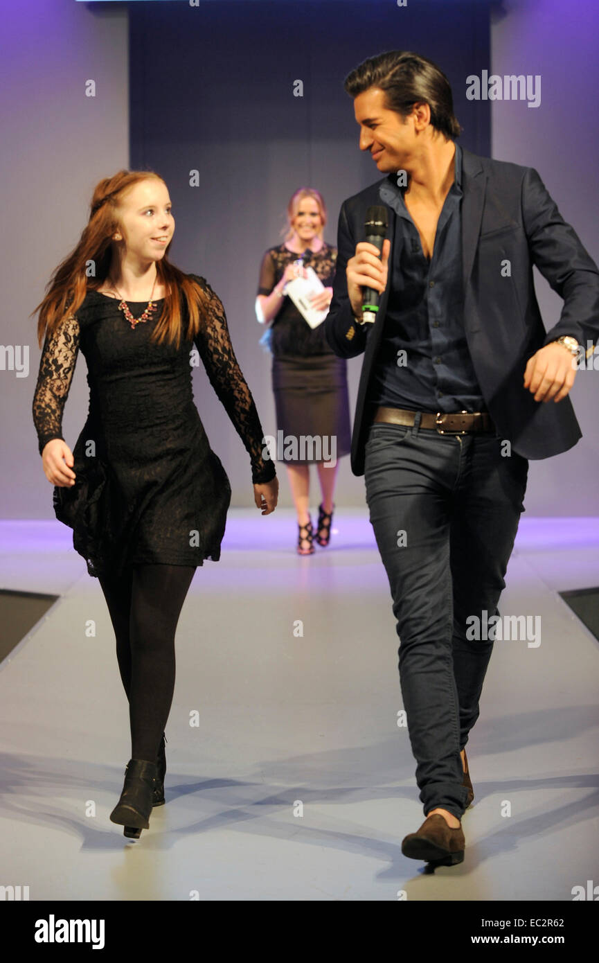 Ollie Locke da Made In Chelsea con un membro del pubblico sulla società passerella abiti Live Show di Birmingham NEC, UK. 8 dicembre 2014. Credito: Antony ortica/Alamy Live News Foto Stock