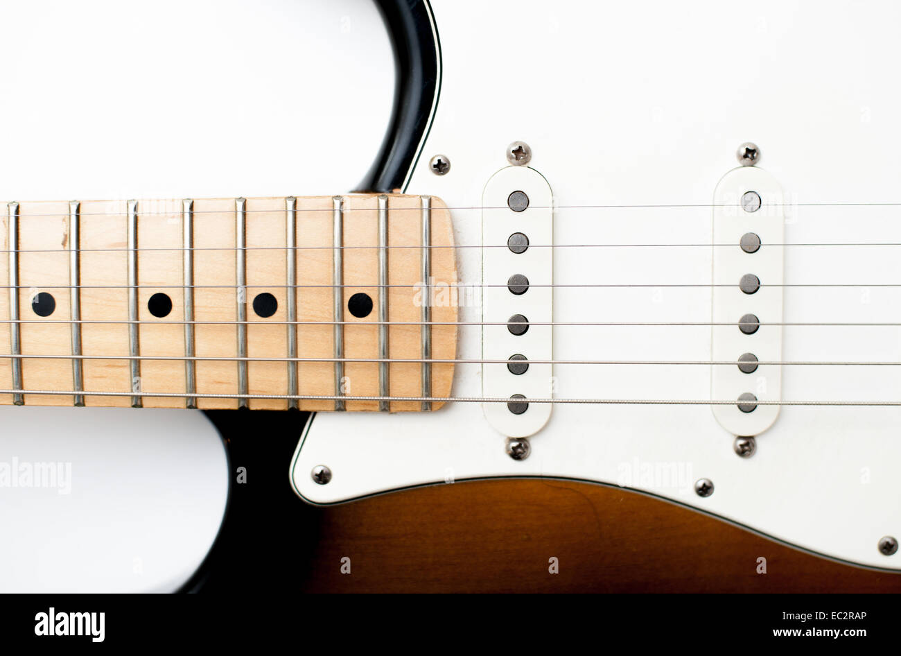 Dettaglio della chitarra elettrica il collo e il corpo su sfondo bianco Foto Stock