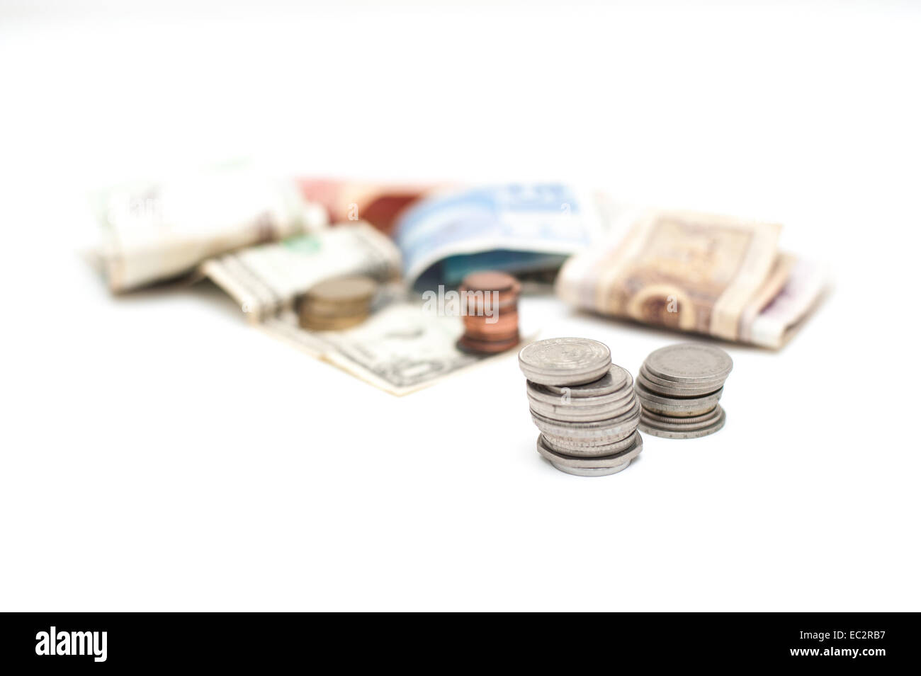 Due pile di monete con fuori fuoco denaro in background Foto Stock