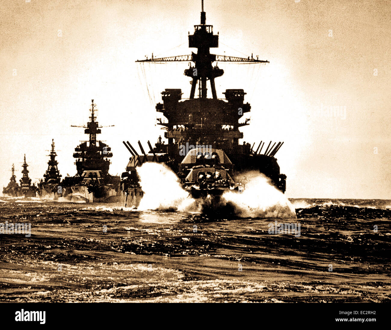 USS Pennsylvania e corazzata della classe COLORADO seguita da tre incrociatori spostare in linea nel Golfo di Lingayen precedente l'atterraggio su Luzon. Filippine, Gennaio 1945. (Marina) Foto Stock