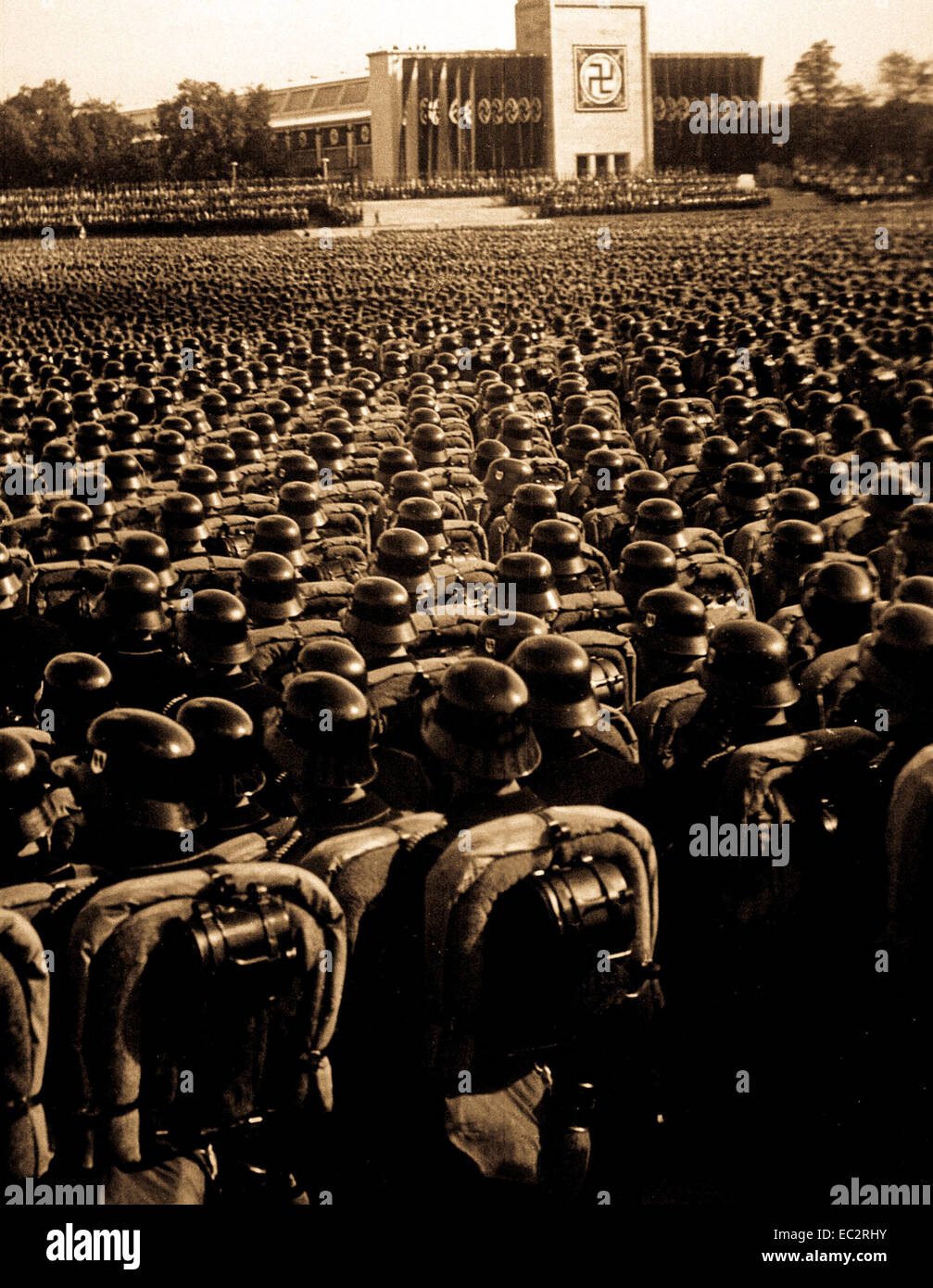 Reichsparteitag. ubersicht uber den grossen appell der sa, ss und des nskk. Panoramica della massa roll call di sa, ss, e truppe nskk. Norimberga, 9 novembre 1935 Foto Stock