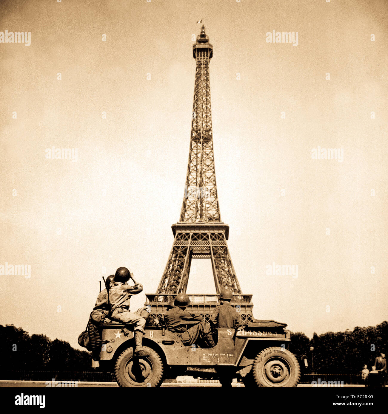 I soldati del quarto U.S. Divisione di fanteria guardare la Torre Eiffel a Parigi, dopo la capitale francese era stata liberata il 25 agosto 1944. John Downey. (OWI) Foto Stock