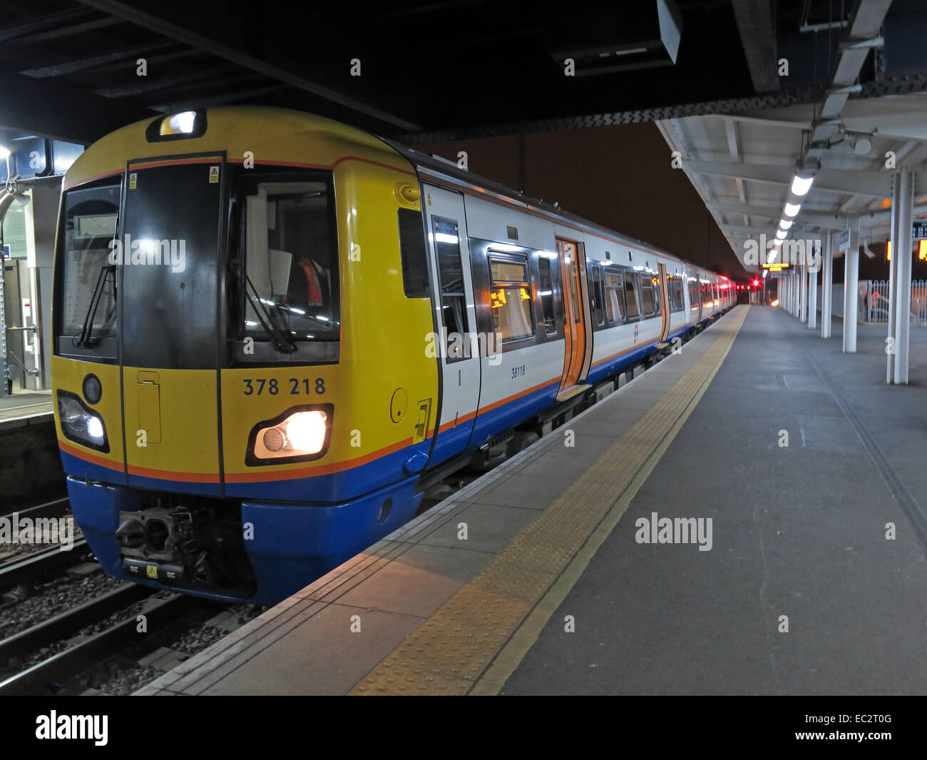 Clapham Junction stazione ferroviaria di notte,London Overground Foto Stock