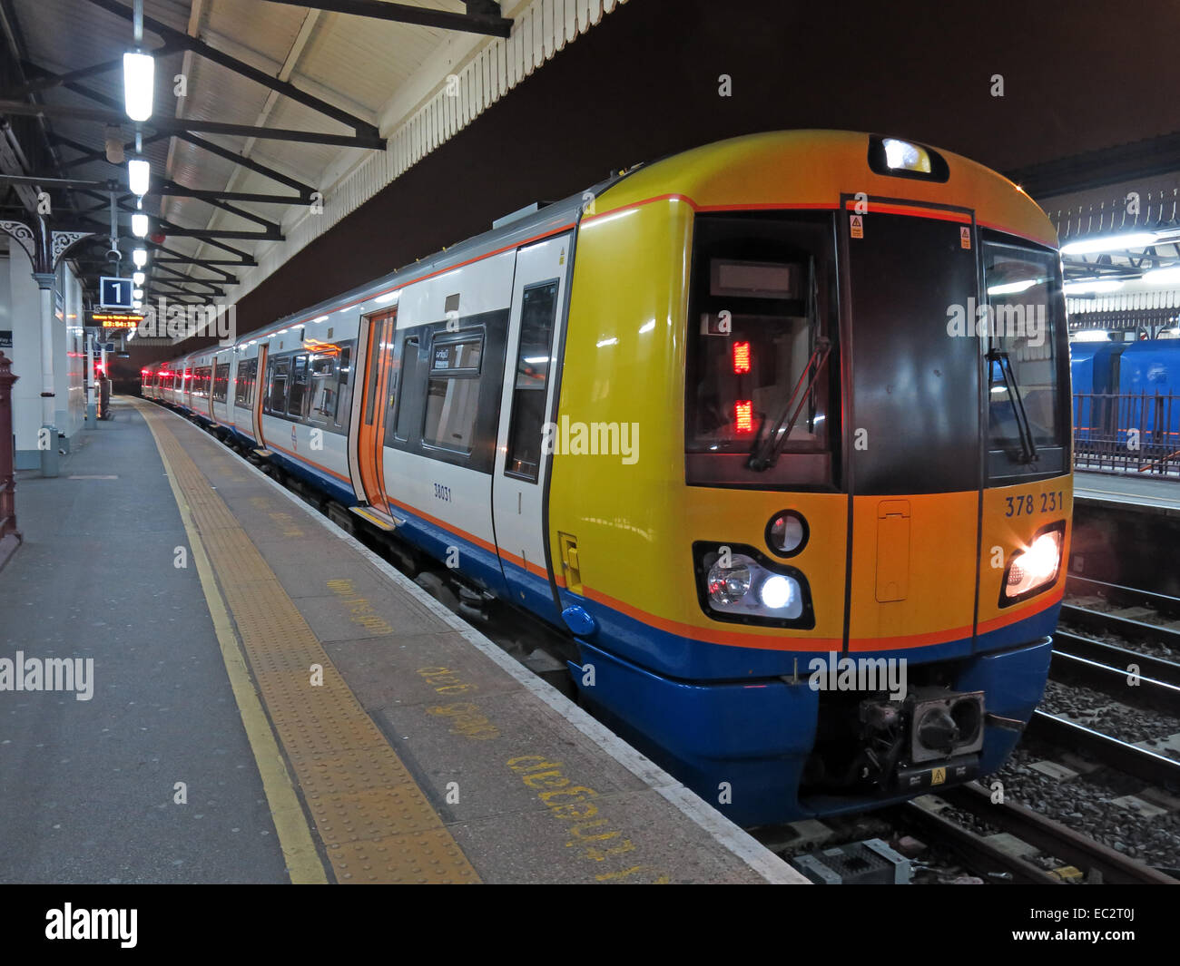 Clapham Junction stazione ferroviaria di notte,London Overground Foto Stock