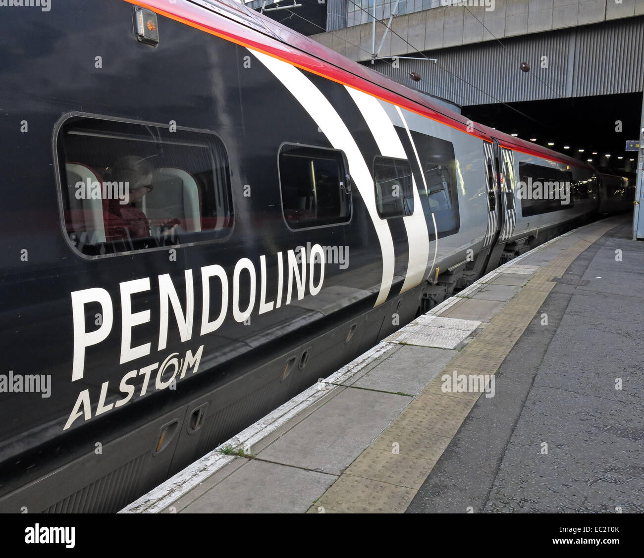 Alstom Pendolino express treno passeggeri presso la stazione di Euston London, England, Regno Unito Foto Stock