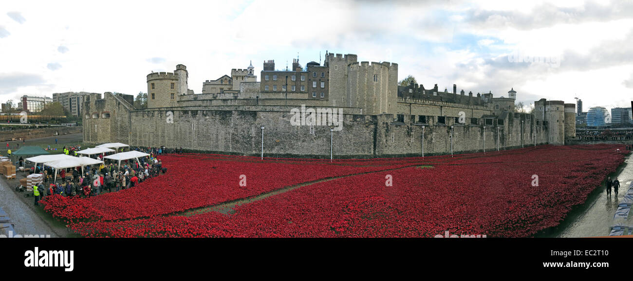 Panorama di sangue spazzata di terre e mari di papaveri rossi, presso la Torre di Londra, Inghilterra, Regno Unito da Tower Hill a nord Foto Stock