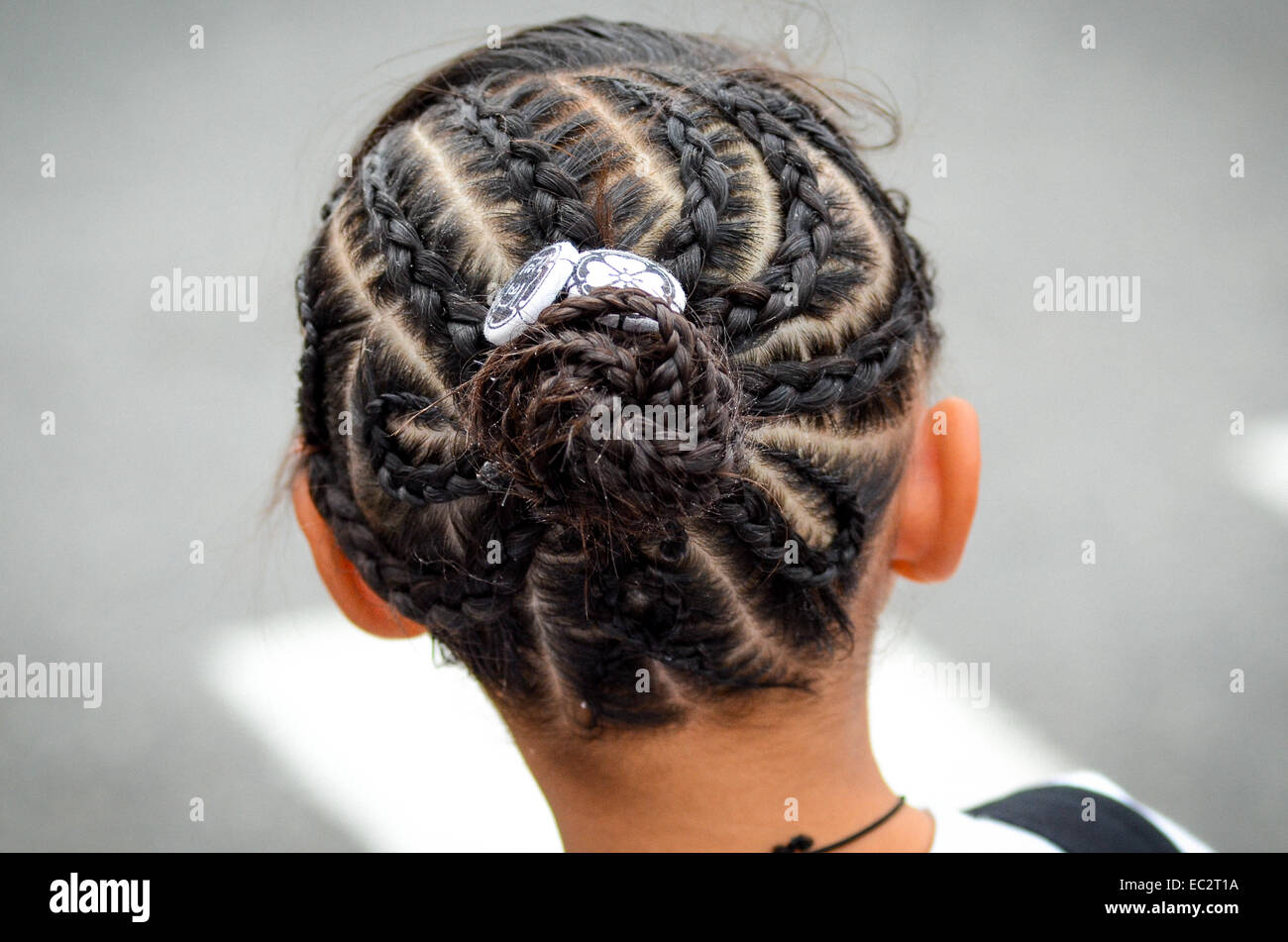 Una ragazza con i capelli intrecciati. Foto Stock
