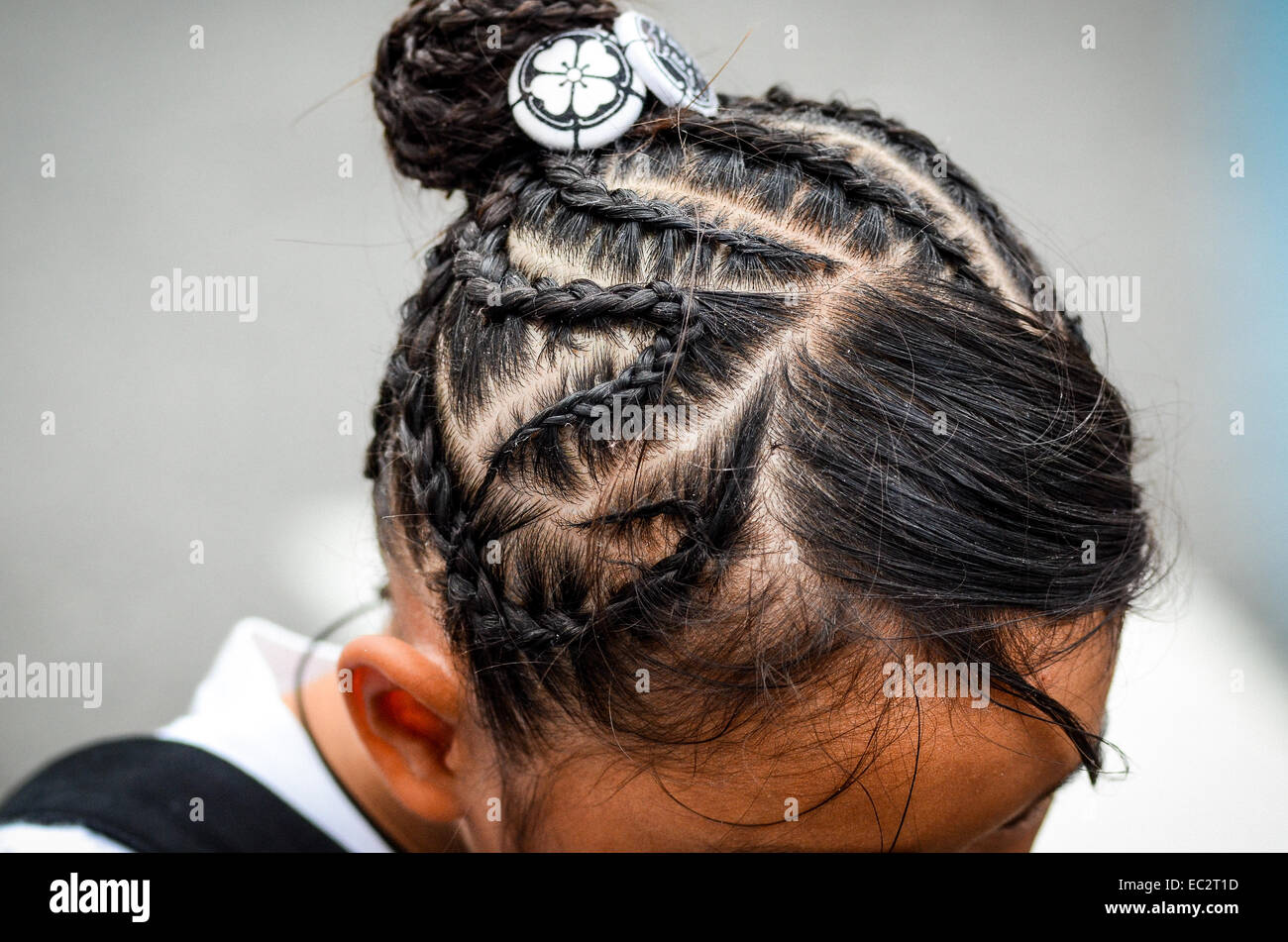 Una ragazza con i capelli intrecciati. Foto Stock
