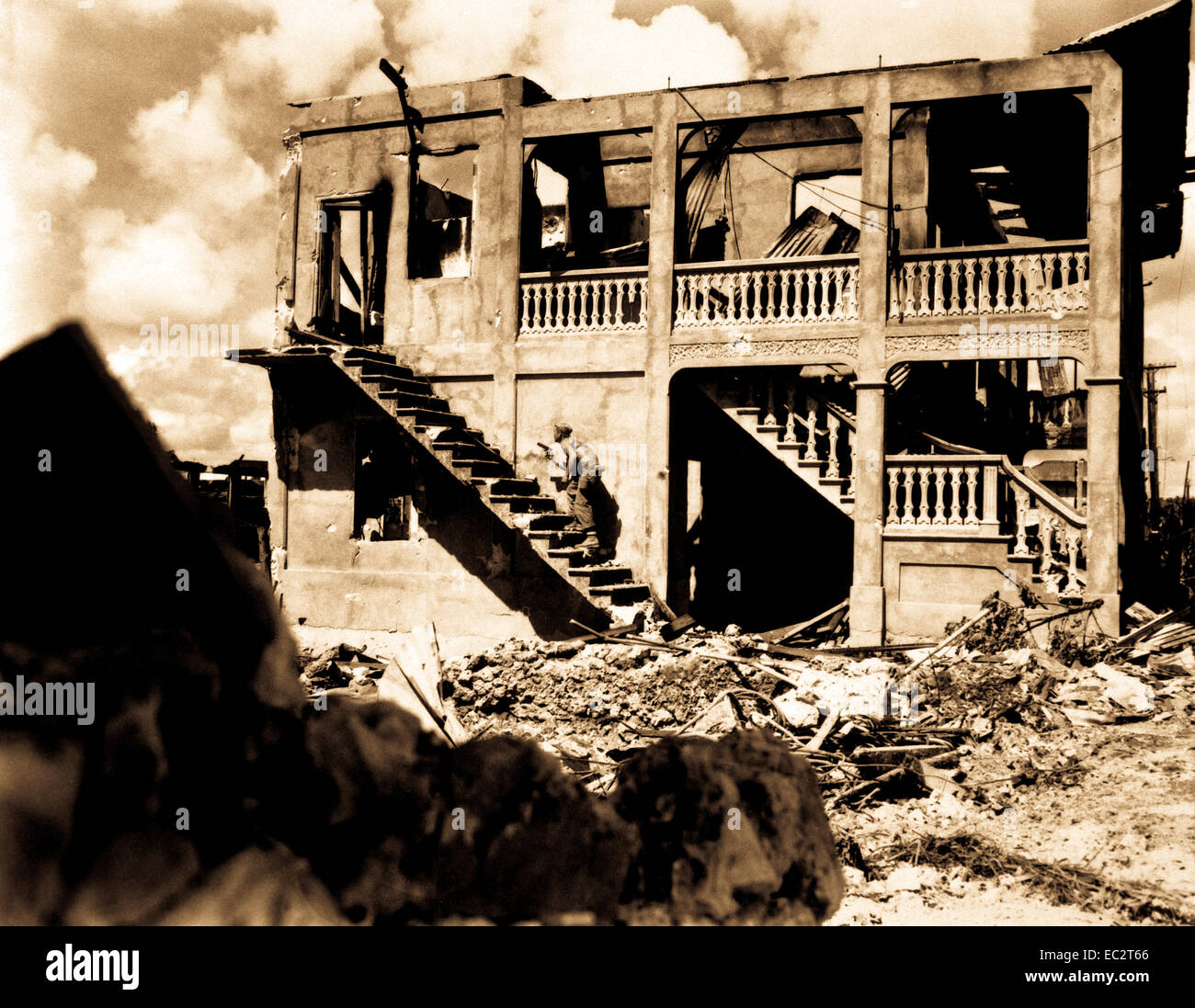 Un marine dalla terza divisione marine va dopo un cecchino in un edificio sgusciate, Guam, agosto 1944. cpl. j. f. andrejka (marine corps) Foto Stock