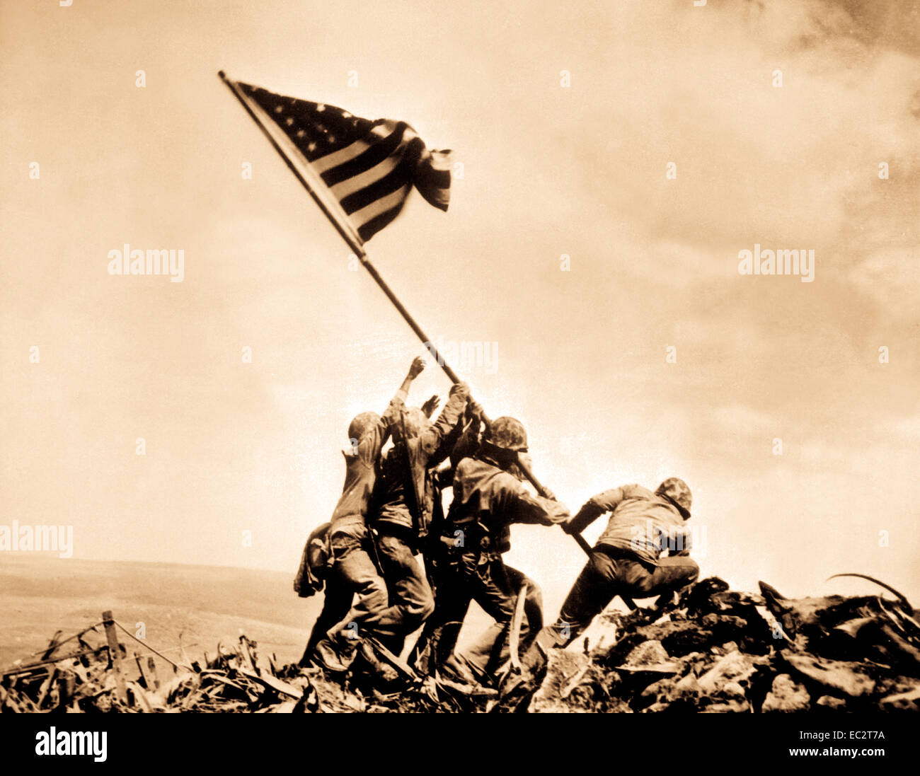 Bandiera sollevamento su Iwo Jima. 23 febbraio 1945. Joe Rosenthal, Associated Press. (Marina) Foto Stock