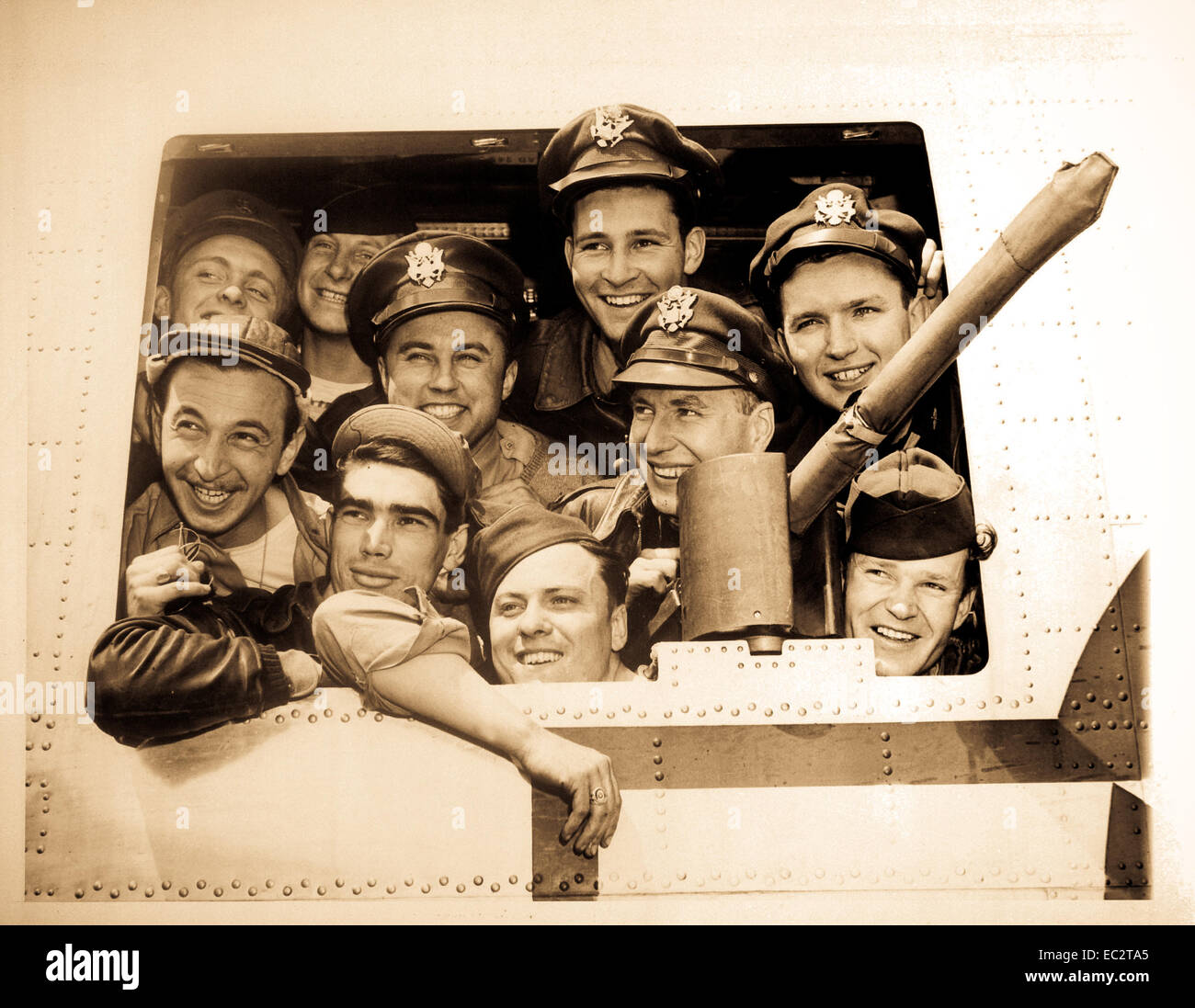 Questi Yank aviatori beam ampiamente come essi guardano fuori dalla loro bombardiere, in seguito al loro arrivo al campo di Bradley, Windsor Locks, Connecticut, 22 maggio, su un volo dall'Europa. Nel loro bombardiere "Hell Hen", hanno contribuito a bombardare la Germania fuori dalla guerra. 1945. Premere l'Associazione. (OWI) Foto Stock